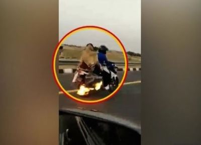 Video : चलती बाइक में लगी आग, ऐसे ही दौड़ाता रहा युवक