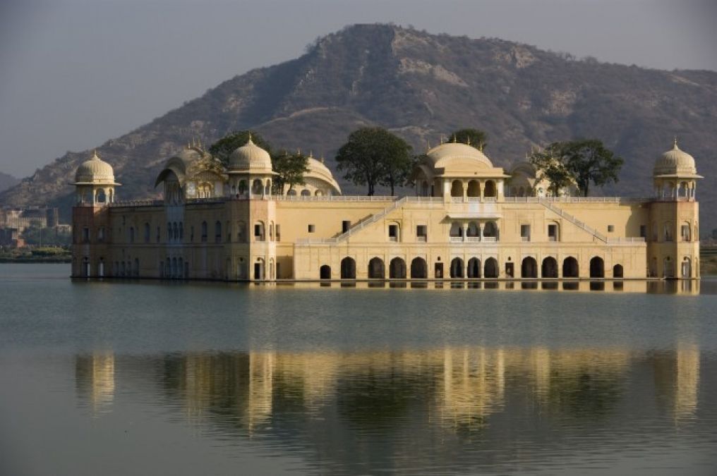 भारत का वो अनोखा महल,  जो बसा हुआ है झील में