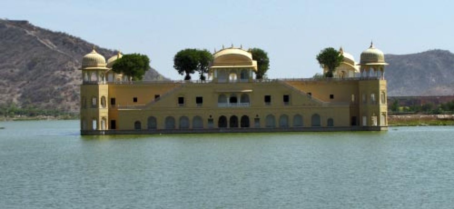 भारत का वो अनोखा महल,  जो बसा हुआ है झील में