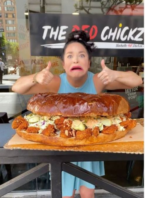 एक बार में पूरा बर्गर खा सकती है ये महिला, 6.52 सेंटीमीटर खोल सकती है मुंह