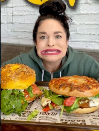 This woman can eat a whole burger in one go, can open her mouth by 6.52 cm