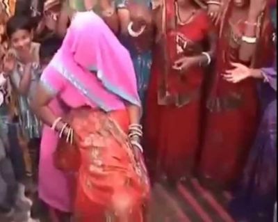 Video : देखिये भारत की शादियों के अनोखे और फनी डांस, जिसे देख नहीं रोक पाएंगे अपनी हंसी