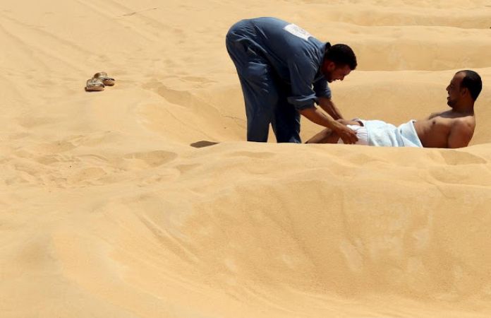 इस रेगिस्तान की जलती रेत में जिन्दा गाढ़ते हैं लोगों को, फिर होता है...