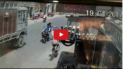 Video : देखिए, बीच सड़क पर लापरवाही पड़ सकती है कितनी भारी?
