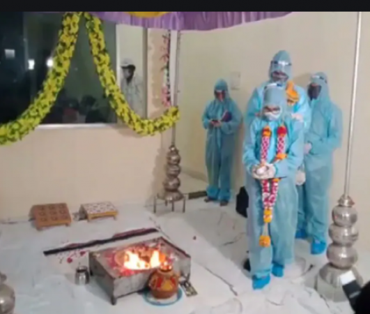 MP: Bride and groom get married wearing PPE Kit, know the whole matter