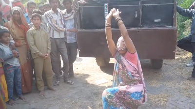 Video : जब डांस के मूड में गांव की यह महिला बन गई नागिन