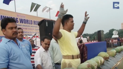 Video : ओडिशा का ये शख्स अपनी कोहनी से तोड़ लेता है 100 हरे नारियल