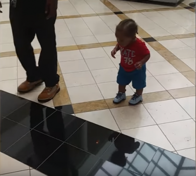 Video : इस बच्चे के लिए ये टाइल्स किसी लावा से कम नहीं है, नहीं बढ़ पा रहा आगे