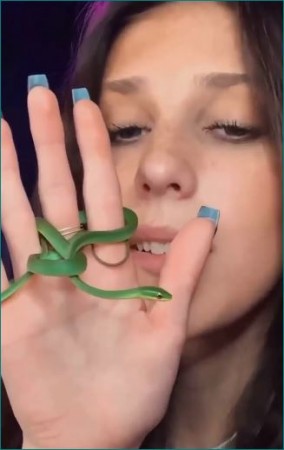 Wondrous! This girl plays with snakes, video will blow up your sleep