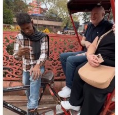 Funny video goes viral on social media, Delhi's rickshaw driver's English won hearts