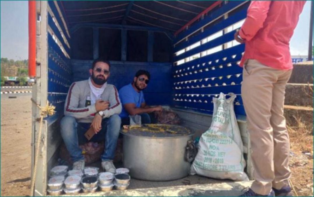 29-year-old man has been providing free tea and refreshments to needy passengers for 5 years