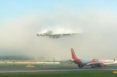 VIDEO : बादलों को चीरकर निकला हवाई जहाज, देखते ही लोग हुए हैरान