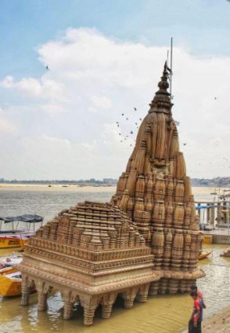 This amazing temple of Kashi is more leaned than the tower of Pisa, know about it