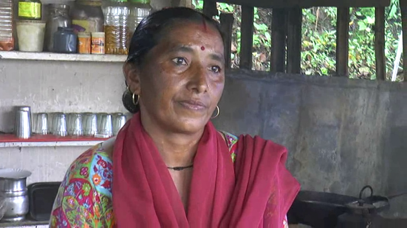 मंदिर में फूल-प्रसाद बेचकर जीवनयापन कर रही है योगी की बहन, 27 सालो से है भाई का इंतजार