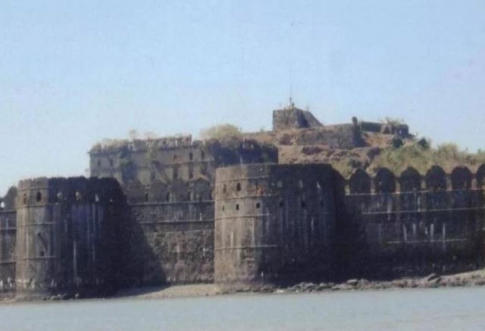 समुद्र के ऊपर बना है यह किला, 350 साल में कोई नहीं जीत सका