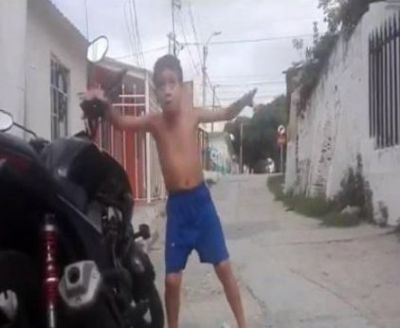 This boy danced fiercely on the sound of a security siren, Video Going Viral!
