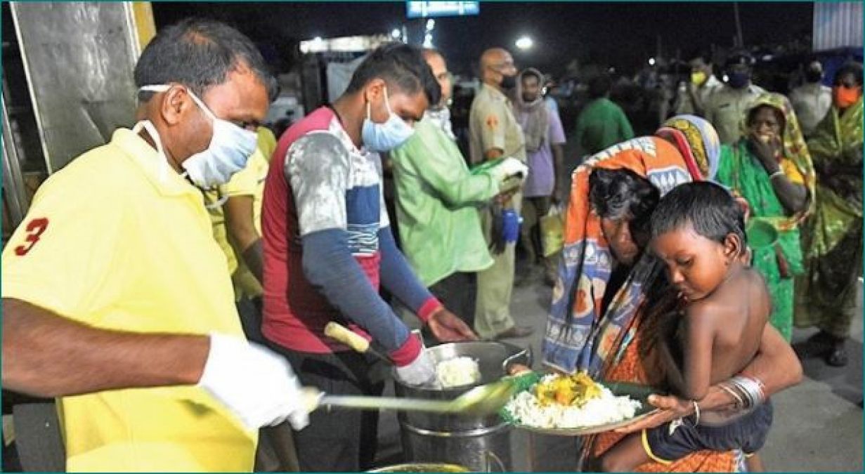 These 3 friends are feeding 70 beggars every day