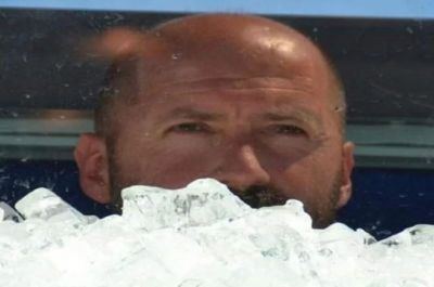 This man made the world record with snow; spent 2 hours in the box!