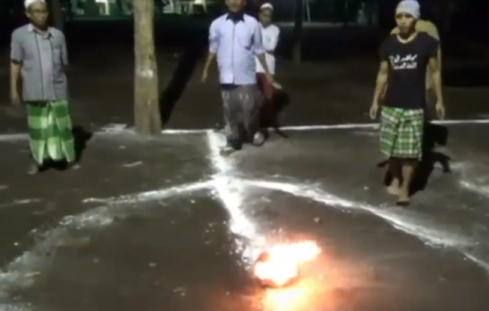 आग से बनी फुटबॉल से खेलते नजर आए लोग, देखें वीडियो में