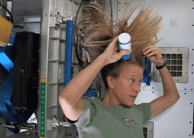 क्या आपने कभी सोचा है एस्ट्रॉनॉट्स कैसे धोते होंगे अपने बाल, देखिए वीडियो में