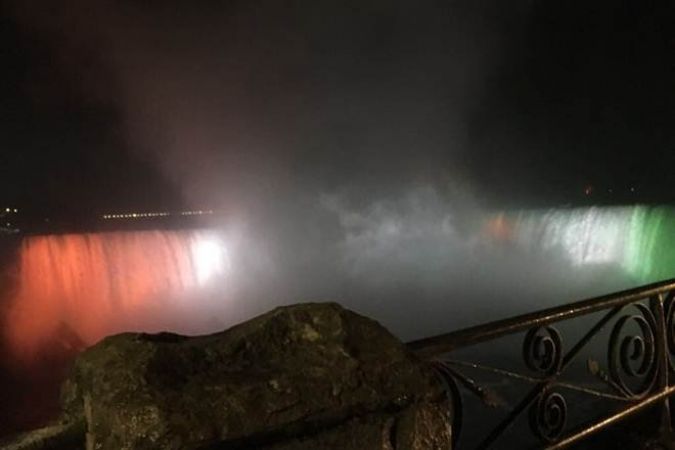 Niagara Falls भी नजर आया तिरंगे के रंग में रंगा हुआ