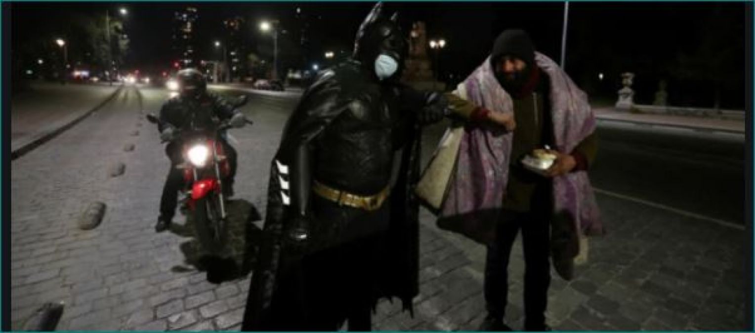 Person dressed like Batman helping poor and needy in Chile