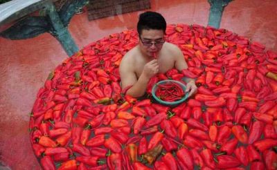 चीन में हुई मिर्च खाने के प्रतियोगिता, हर किसी की आखों में आ गये आंसू