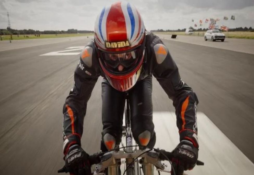 Taking a Bicycle, this man ran like a luxury car, breaking the 24-year-old world record!