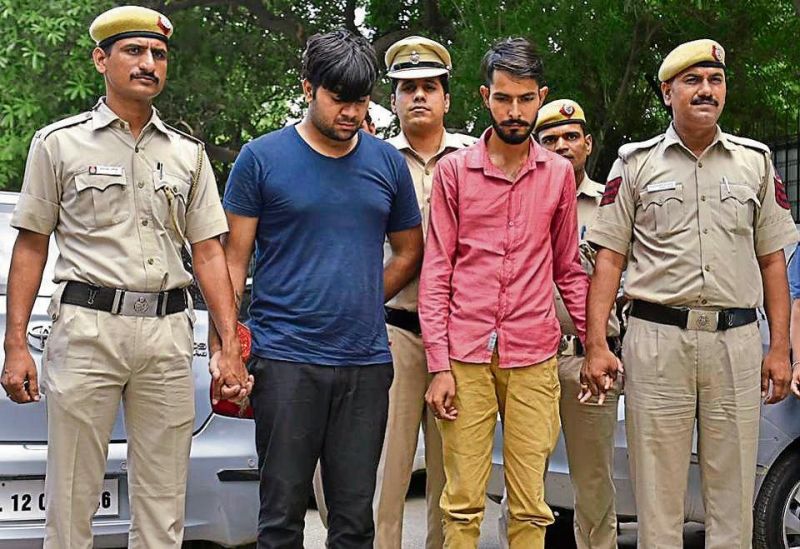 दिल्ली पुलिस ने पकड़ा Chevrolet Cruze कार में बैठ कर चोरी करने वाला चोर