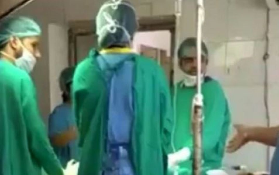 Here's why doctors wear green clothes during operation