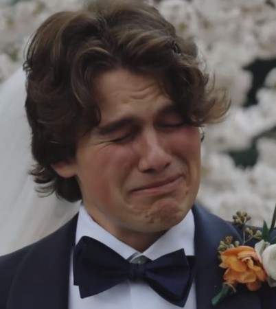 Groom starts crying when he sees bride on wedding day