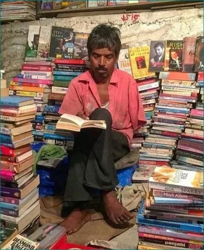 10 रुपए में लोगों को किराए पर किताब देते हैं राकेश