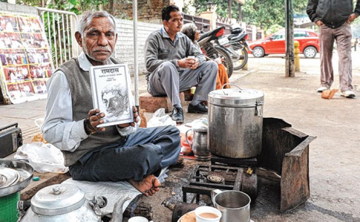 लिखने के शौक ने चाय वाले को बनाया चर्चित