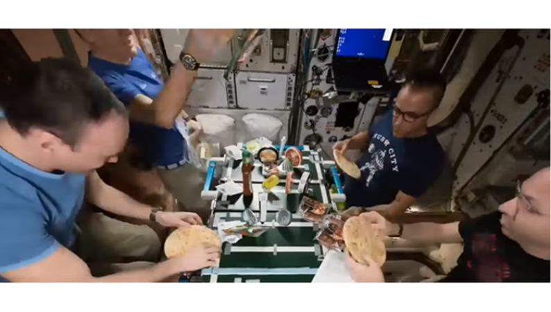 Video : क्या आपने कभी देखी है अंतरिक्ष में Pizza Party