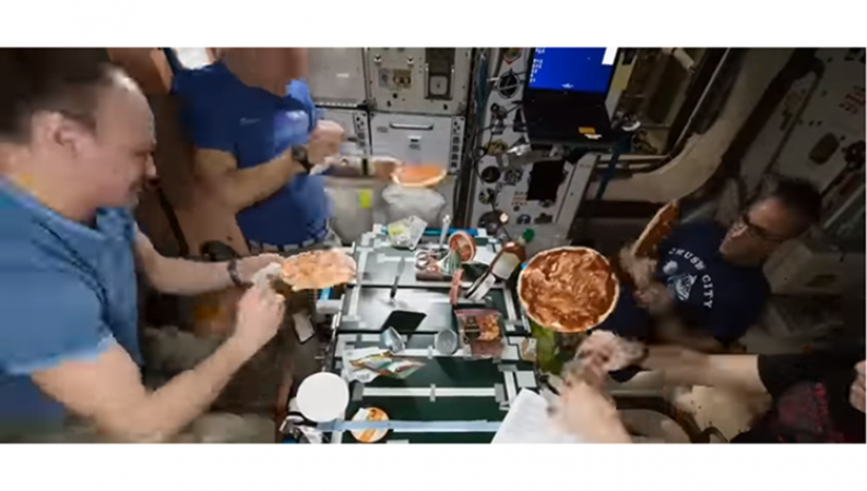 Video : क्या आपने कभी देखी है अंतरिक्ष में Pizza Party
