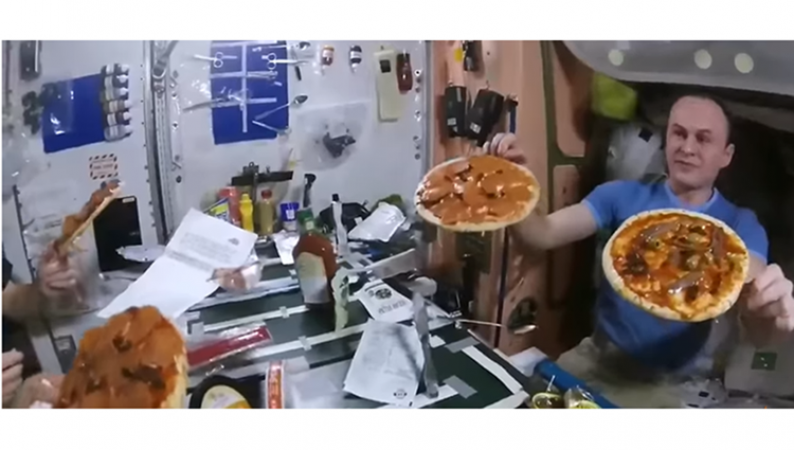 Video : क्या आपने कभी देखी है अंतरिक्ष में Pizza Party