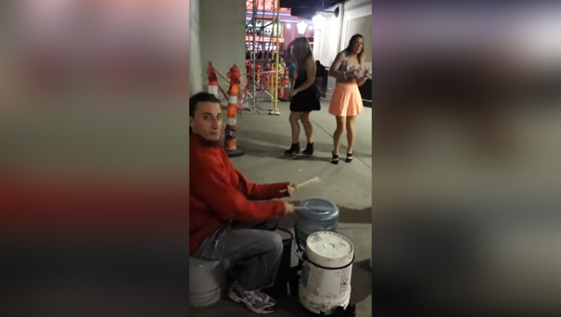 Las Vegas की सड़कों पर ये शख्स बजा रहा बेहतरीन ड्रम, देखिये वीडियो