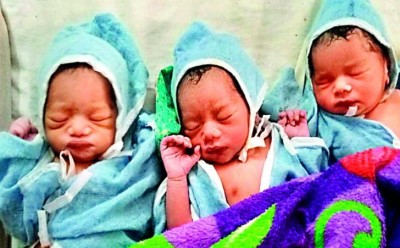 Woman gives birth to 3 daughters on way to hospital