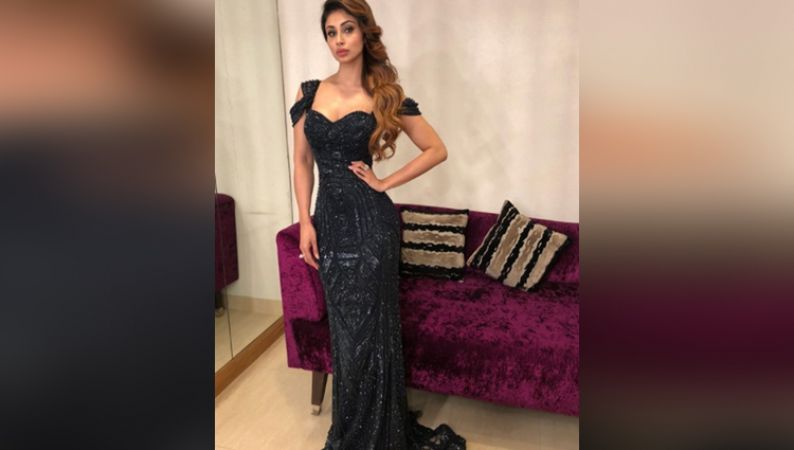 Beauty in Black : अवार्ड में छाया मौनी रॉय का जादू