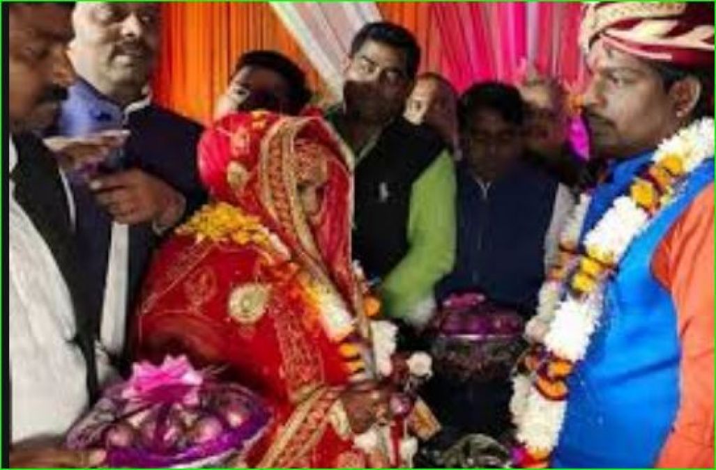 In this wedding, bride and groom exchanged onion and garlic garland