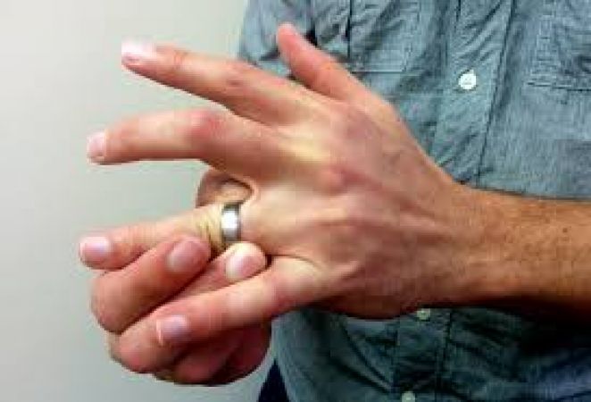 अगर उंगली में अटक गई है अंगूठी तो निकालने के लिए अपनाए ये आसान तरीका