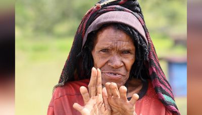 क्रूर परंपरा : मुखिया की मौत पर काट दी जाती है महिलाओं की उंगलियां