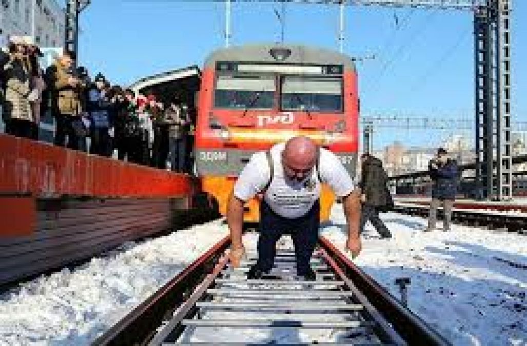 This Russian man pull 218-tonne train at this railway station