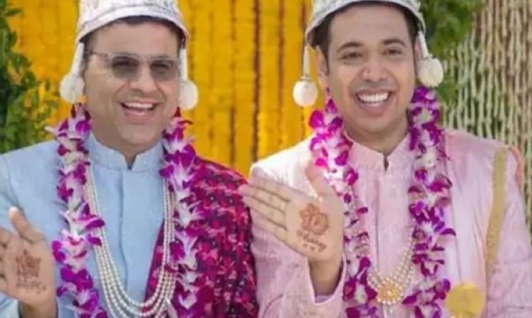Telangana: 'Gay' couple gets married with great fanfare, parents blessed the pair