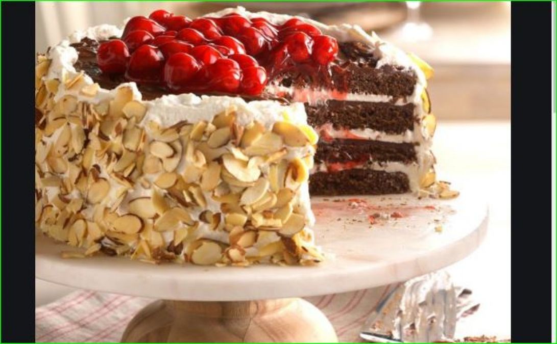 Cakes are sold the most on Christmas, cakes of three to four kilos gets prepared here