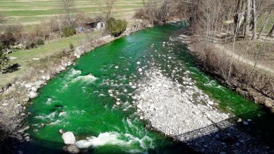 नदी का पानी अचानक हो गया हरा, डरे लोग