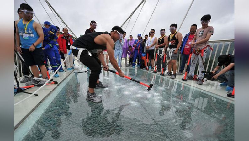 हिम्मत हो तो ही जाए इस भयानक Glass Bridge पर