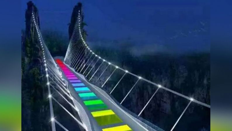 हिम्मत हो तो ही जाए इस भयानक Glass Bridge पर