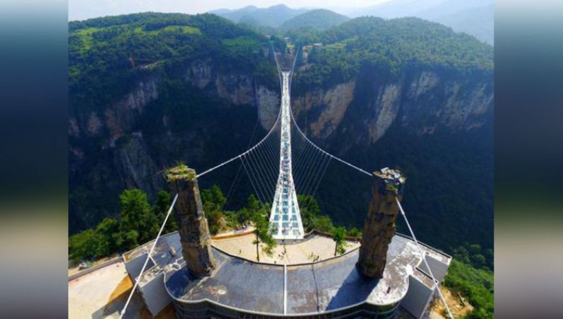 हिम्मत हो तो ही जाए इस भयानक Glass Bridge पर