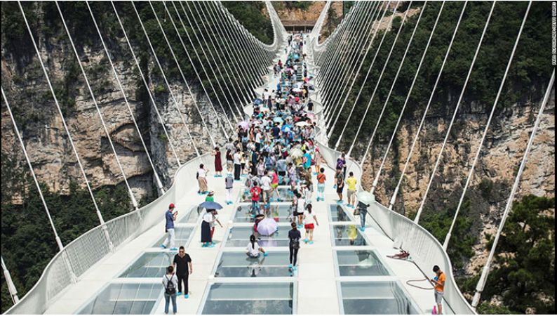 हिम्मत हो तो ही जाए इस भयानक Glass Bridge पर